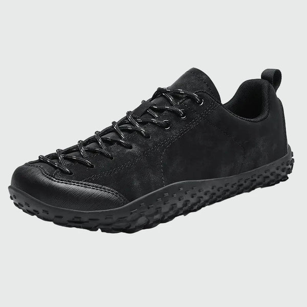 Dannto black Veld II Pro: zapatos descalzos ligeros para hombres y mujeres mostrados desde una vista de tres cuartos